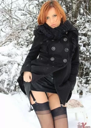 Молоденькая девушка занимается лесбийским сексом с очень старой женщиной на диване