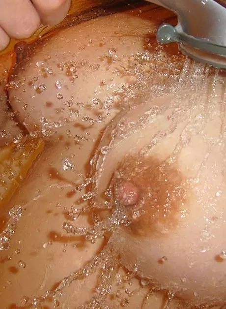 Распутная Эйми снимает кимоно, чтобы принять душ перед ночной прогулкой за выпивкой и сексом