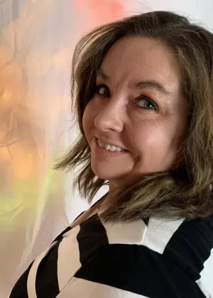 Толстая зрелая женщина Сексуальная молодая толстушки обнажает свои сиськи во время действия под юбкой