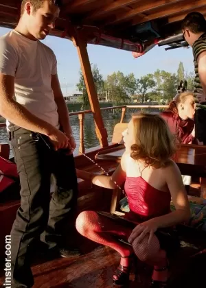 Пухленькую женщину раздели и связали, прежде чем две лесбиянки помочились на нее