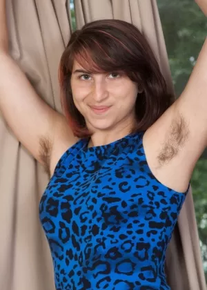 Уродливая шлюха Зуи демонстрирует свои волосатые ноги подмышки и киску на каблуках