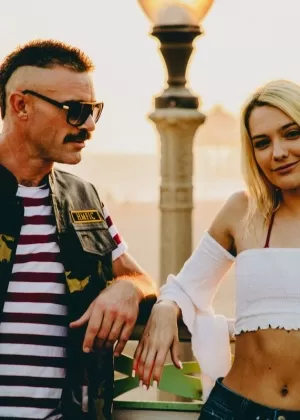 18-летние блондинки Виктория Даймонд и Лана С занимаются лесбийским сексом на пляже