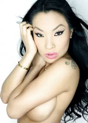 Восхитительная азиатская мегера с круглыми сиськами позирует в сексуальном нижнем белье