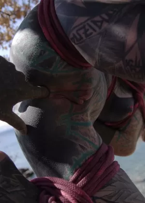 Обнаженная девушка Электра Рейн обнаруживает, что ей завязали глаза, когда ее использовали в качестве рабыни