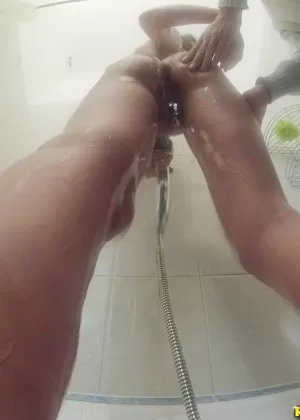 Потрясающая любительница Келли Брук принимает душ и ласкает себя