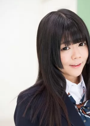 Азиатская школьница щиплет свои твердые соски, снимая униформу