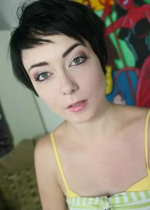 Молодая брюнетка занимается сексом от первого лица со своим отчимом, пока ее мачеха в отъезде