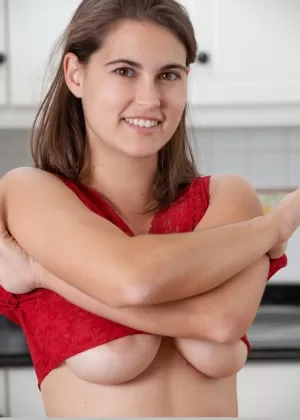 Девушка-подросток по соседству типа Нины Сфинкс полностью раздевается на кухонном столе