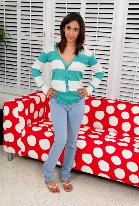 Татуированная латиноамериканка шлюшка раздевается догола и дрочит свою голодную пизду