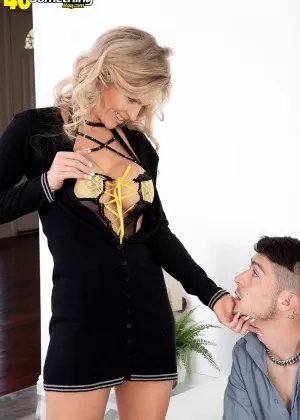 Сексуальная женщина средних лет Джесси Ли соблазняет молодого парня в откровенном нижнем белье