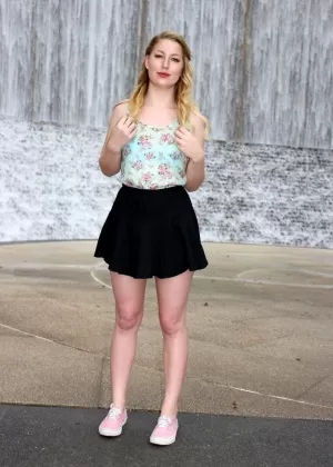 Сексуальная блондинка надевает черную кожаную накидку перед трахом в лесу