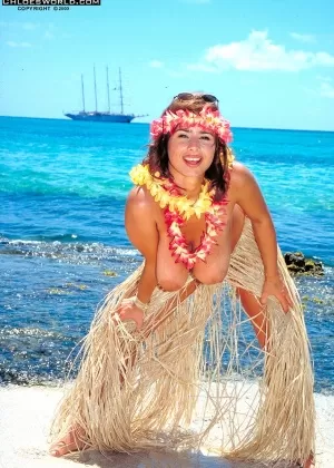 Латиноамериканка Дольче Электра демонстрирует свои чувственные изгибы на пляже