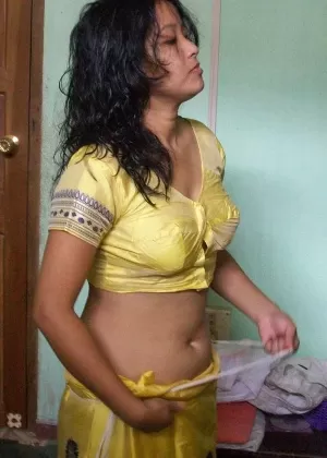 Индийская жена меняет наряд, ублажая своего мужа на кровати в стиле POV