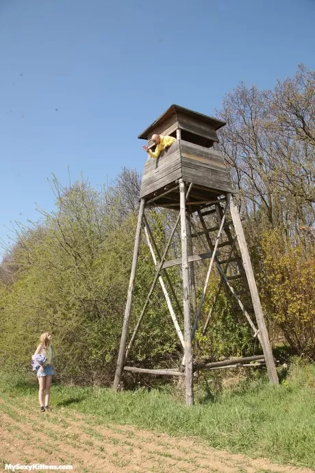 Лесничий подсматривает за молоденькой красоткой на тропинке и погружает свой член в ее ту 1