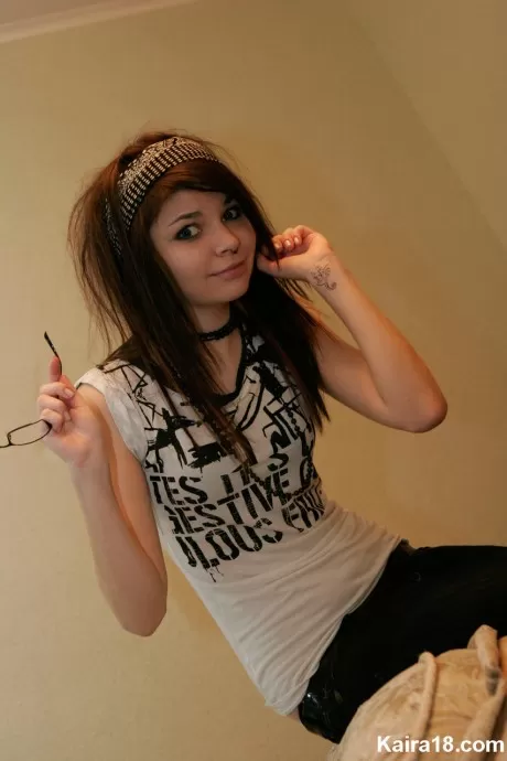 Едва достигшая совершеннолетия 18-летняя Кайра снимает очки, когда позирует о 11