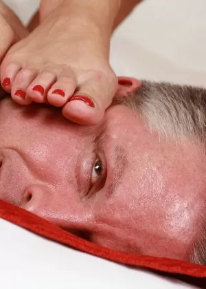 Джемстоун хлещет кнутом покорного Саймона и пинает его по яйцам