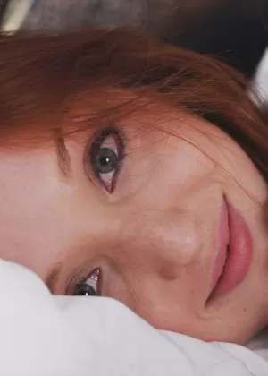 Натуральная рыжеволосая Микка демонстрирует свое красивое тело в обнаженном виде на белых простынях