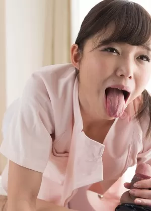 Молодая азиатка Лекси дебютирует на кровати во время действия от первого лица