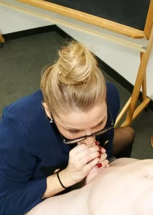 Пышногрудая блондинка милфа в очках получает массаж лица после дрочки