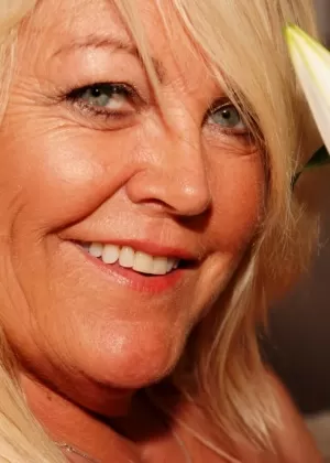 Зрелая неопытная девушка щеголяет торчащими сосками, выставляя напоказ свои большие сиськи