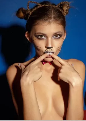 Симпатичная молоденькая Моника Ди подчеркивает свою аппетитную киску в костюме для косплея