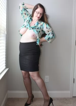 Горячие цыпочки позируют в своих нарядах, прежде чем приступить к групповому сексу