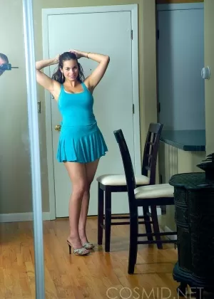 Сексуальная улыбающаяся одетая девушка Люсинда дразнит своими большими сиськами в лифчике и трусиках