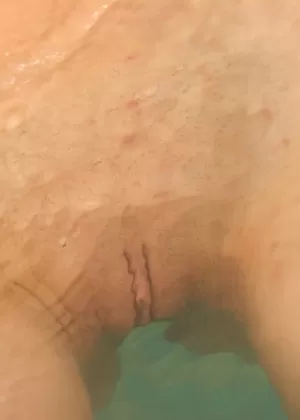 Порнозвезда Валори Ирен и ее подруга демонстрируют красивые дыни под водой