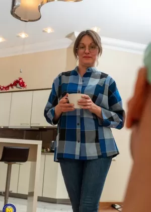 Любительница средних лет надевает очки во время анального секса на диване