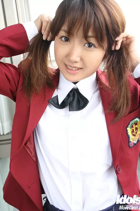 Похотливая азиатская студентка в униформе сверкает своими трусиками и крошечными сиськами