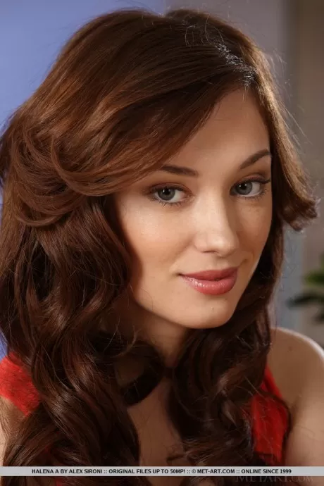 Хорошенькая едва легальная модель Халена А раздвигает ноги, чтобы показать тугую вагину