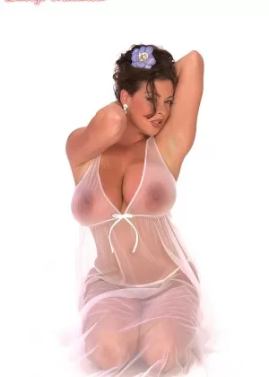 Соло девушка Линси Дон Маккензи соблазнительно позирует в откровенном нижнем белье