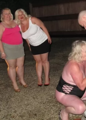 Полные зрелые женщины принимают участие в групповом сексе над капотами автомобилей