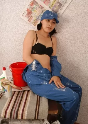 Азиатская модель Аса Акира покачивает бедрами в бюстгальтере и трусиках в больничной палате