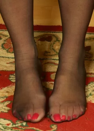 Сексуальная зрелая леди Кэти позирует в черном лифчике и трусиках на диване