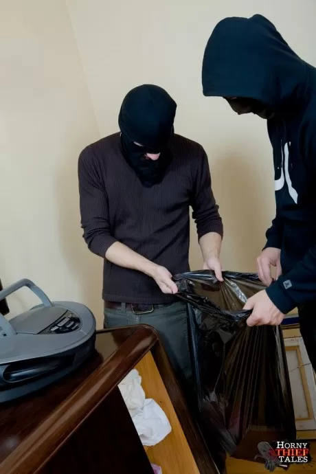 Миниатюрную девушку Оливию принуждают к жесткому сексу, в то время как двое незваных гостей вторгаю 1