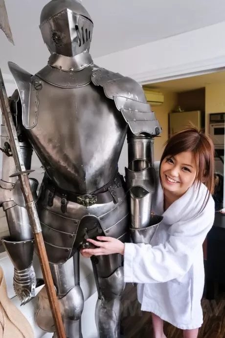 Азиатка Нао и горячая куколка снимают одежду и обнажают сексуальные изгибы