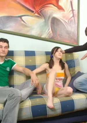 Потрясающую белокурую красавицу Энджел Вики жестко трахает старик