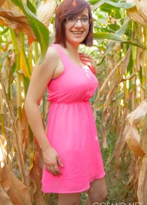 Большая сиськастая любительница Челси Белл раздевается на кукурузном поле, чтобы показать огромные дыни