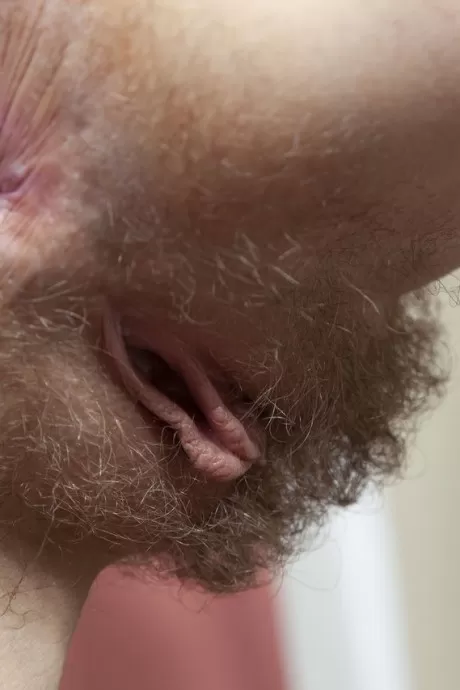 Бледно-рыжая Ева Строберри демонстрирует свою натуральную киску во время тренировки