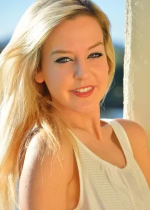 Красивая блондинка задирает юбку, чтобы поиграть с дилдо в общественном месте