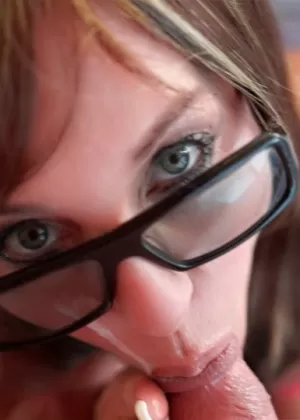 Британская рыжеволосая пышная Клэр играет со своей киской, отсасывая маленький член