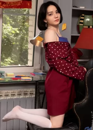 Великолепная женщина Ариэль А снимает сетчатое боди, чтобы позировать обнаженной во внутреннем дворике