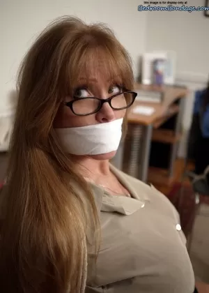 Брюнетка соло девушка София Дэймон выставляет свои гигантские сиськи напоказ в стрингах