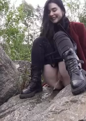 Соло девушка Алена стягивает свои леггинсы, чтобы поссать на валуны в сапогах