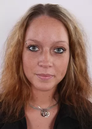 Первый таймер делает акцент на ее натуральных сиськах и больших ареолах, как только она обнажается