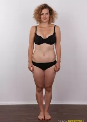 Первый таймер с вьющимися волосами обнажает свои большие натуральные сиськи, когда она раздевается догола