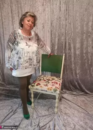 Тучная любительская богиня пояса снимает бюстгальтер без чашечек, раздеваясь до чулок