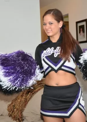 Чернокожая болельщица Моник Симон демонстрирует свои сиськи на подъездной дорожке