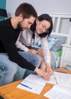 Молодая брюнетка Шерил надевает белые носки во время секса со своим репетитором